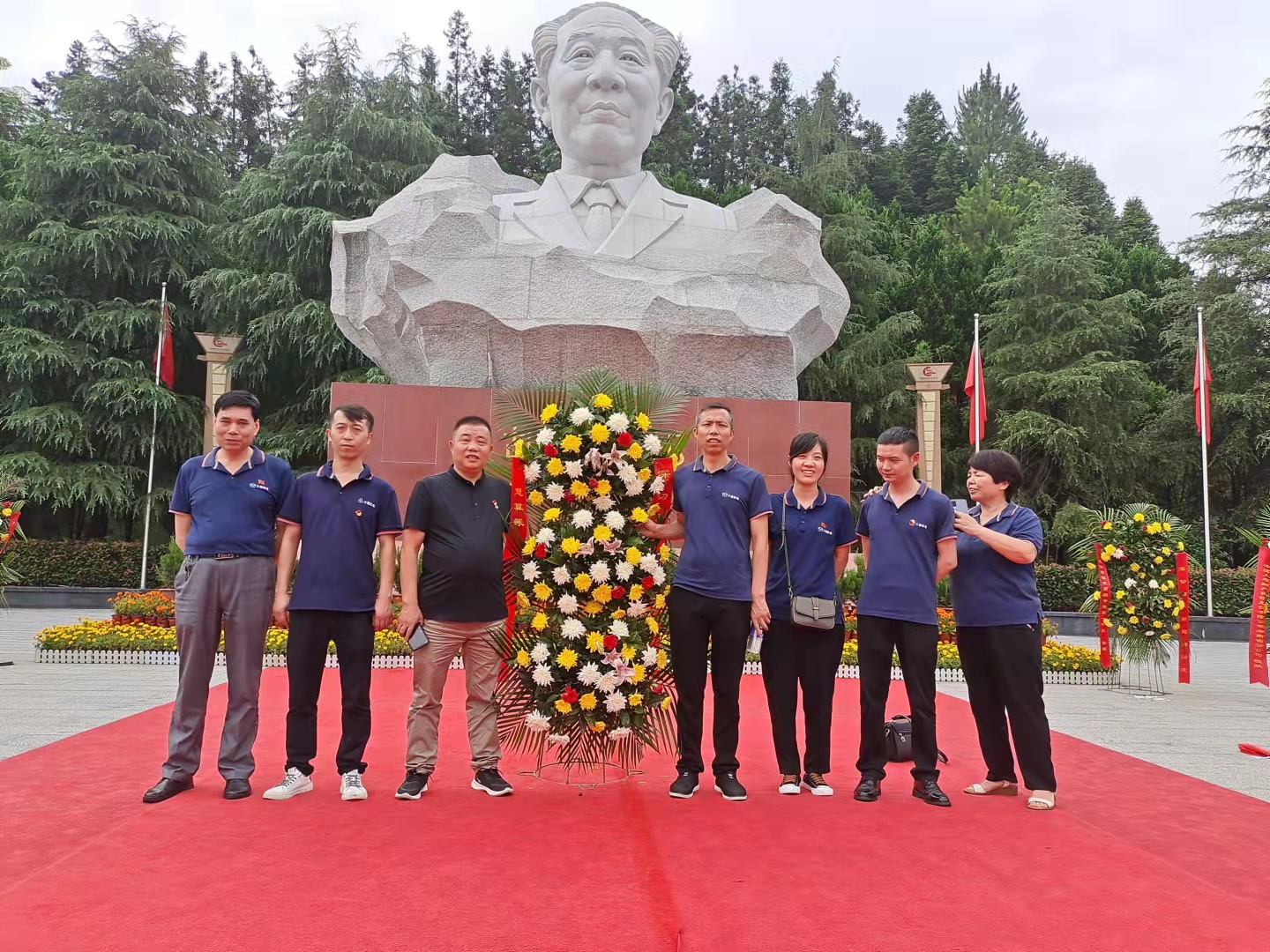 為慶祝中國(guó)共產(chǎn)黨成立100周年，公司組織前往湖南瀏陽(yáng)胡耀邦故居參觀(guān)學(xué)習(xí)